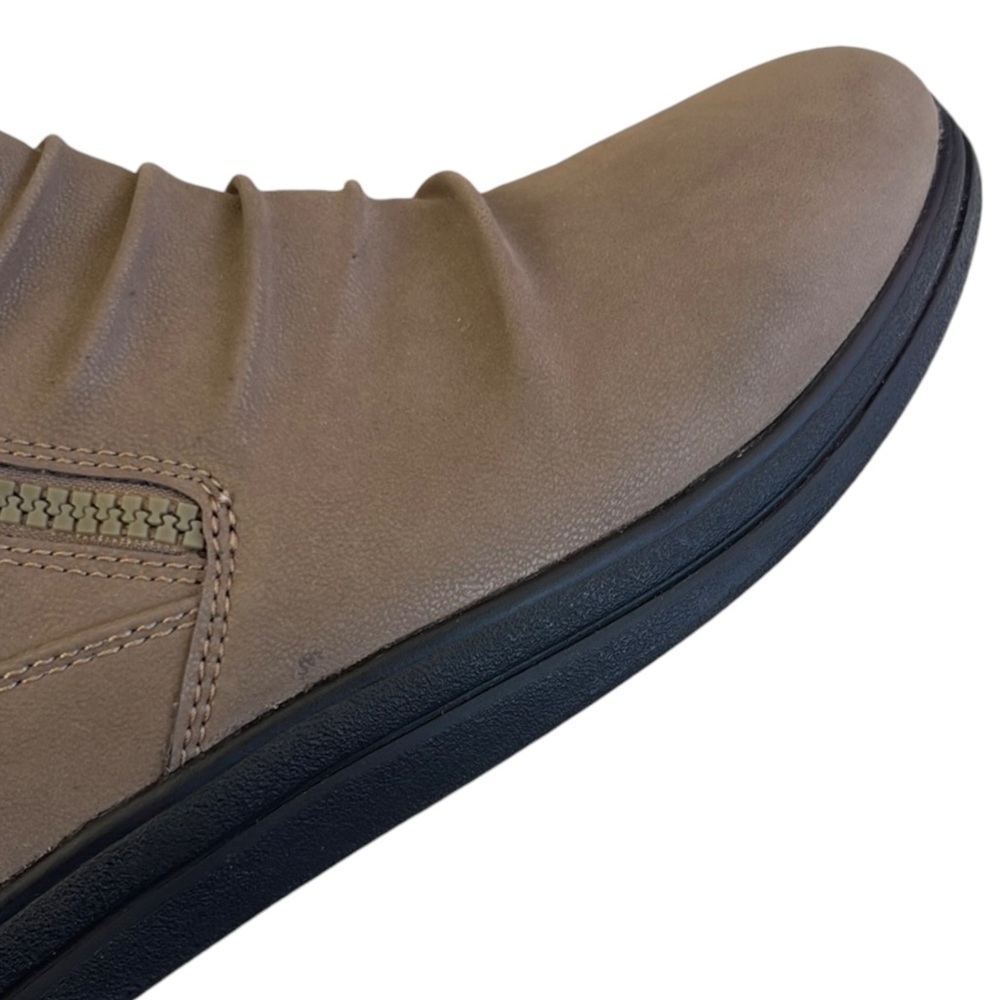 Like New Clarks Breeze Range Slouch Booties Taupe Size 9 - Picture 3 of 9